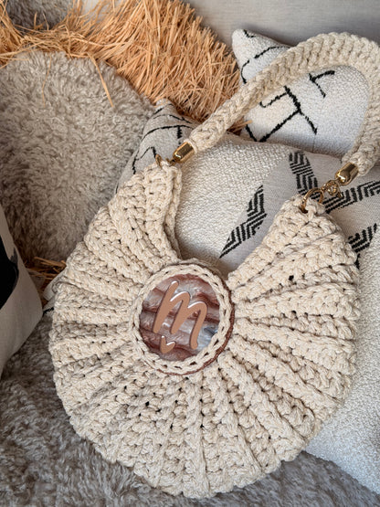 Bolso redondo con asa tejida