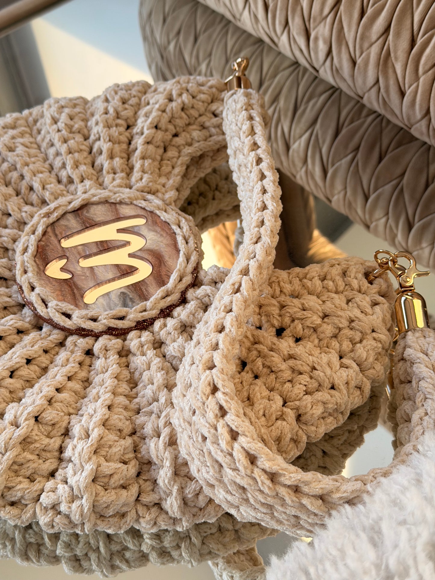 Bolso redondo con asa tejida