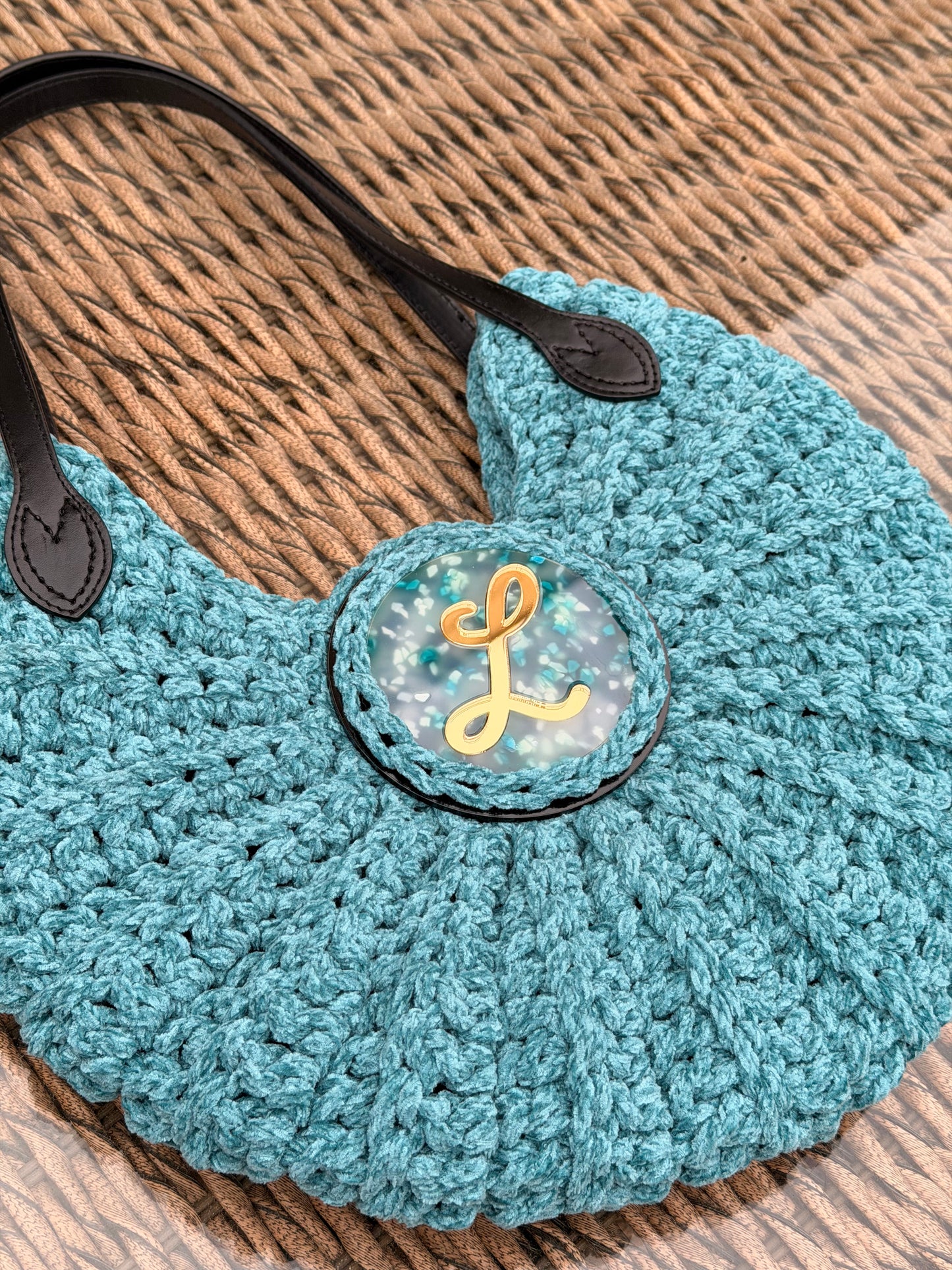 Bolso redondo con asa de Cuero negro