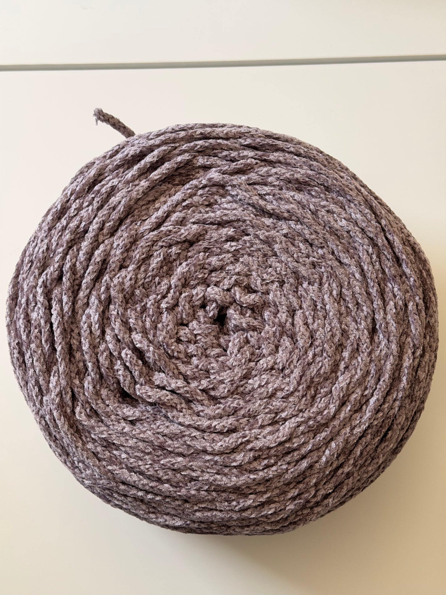 Bolso redondo con asa tejida